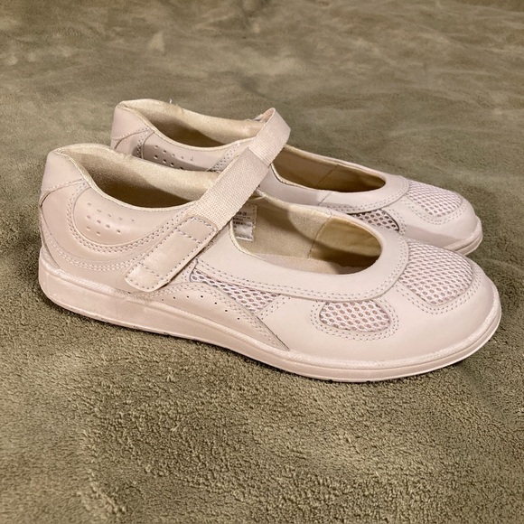 EUC Mushrooms Leather Mary Jane Slip On Velcro Shoe Size 8.5M - Picture 1 of 9